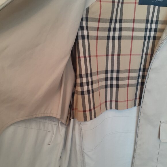 Burberry Lightweight Jacket - Picture 6 of 16